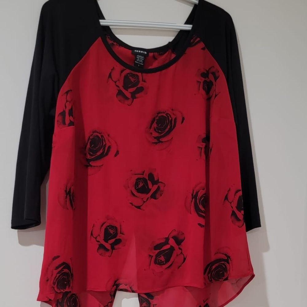 TORRID 1X Red and Black Rose Print Blouse